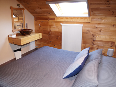 gîte le bois aux charmes slaapkamer badkamer